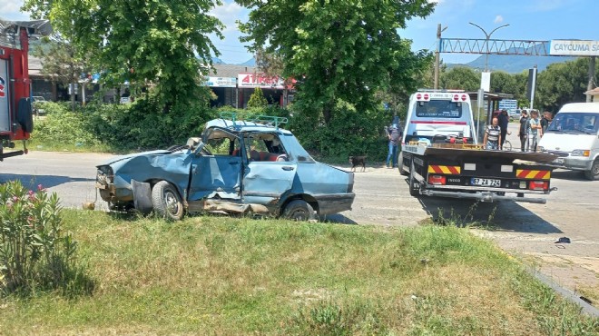 Kavşakta otomobiller çarpıştı: 1 ölü, 1 yaralı