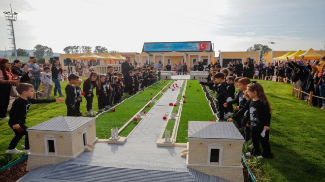 Kınıklı çocuklar Çocuk Köyü'ndeki Anıtkabir Miniatürk'te