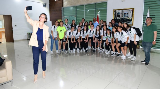 Kız Futbol Takımı’yla buluşan Başkan Kınay: Şampiyonluk bekliyoruz