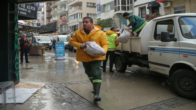 Konak Belediyesi'nden esnafa kum torbası desteği