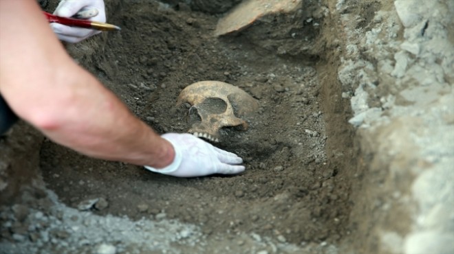 Kuşadası Kadı Kalesi kazılarında insan iskeletleri bulundu