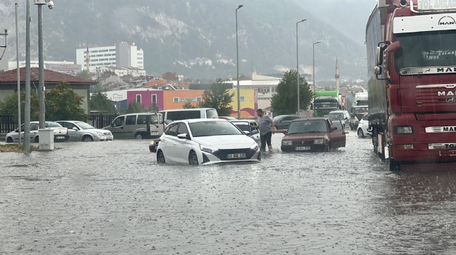 Kütahya’da sağanak, hayatı olumsuz etkiledi