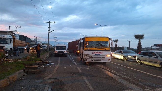 Manisa'da kontrolden çıkan tır 3 araca çarptı