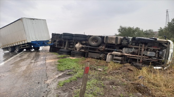 Manisa'da TIR devrildi... Sürücüsü yaralandı