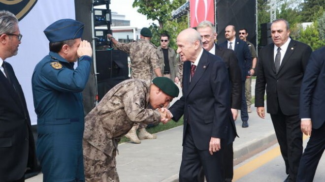 MHP'den 'el öpme' eleştirilerine sert yanıt