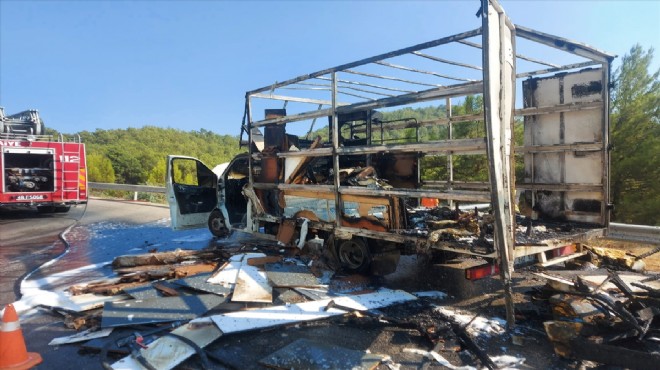 Muğla'da seyir halindeki kamyonet ve otomobilde çıkan yangın söndürüldü