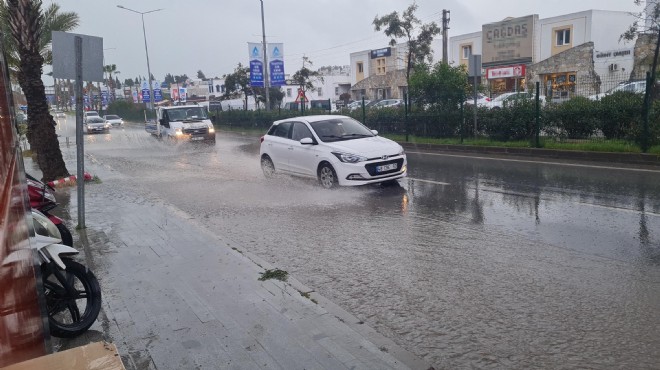 Muğla'yı sağanak vurdu: Cadde ve sokaklar göle döndü!