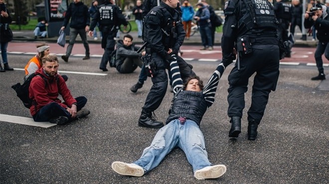 O ülkede iklim aktivistlerine polis müdahalesi!