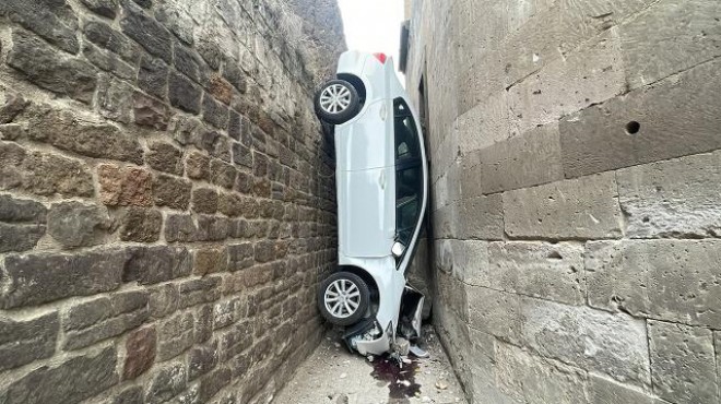 Otomobil cami ile istinat duvarı arasına düştü!