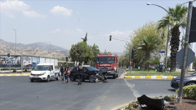 Otomobille çarpıştı... 1'i bebek 4 kişi yaralandı