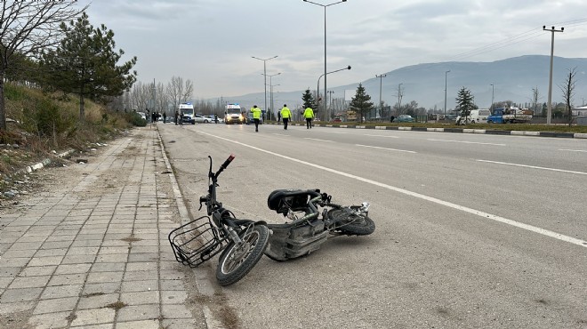 Otomobille çarpıştı... Anne ve oğlu yaralandı!