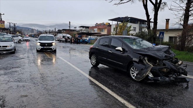 Otomobiller çarpıştı: 3 kişi yaralandı