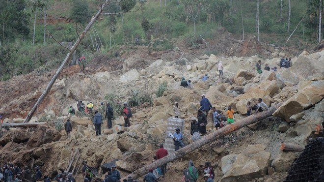 Papua Yeni Gine'de 2 bin kişi toprak altında kaldı