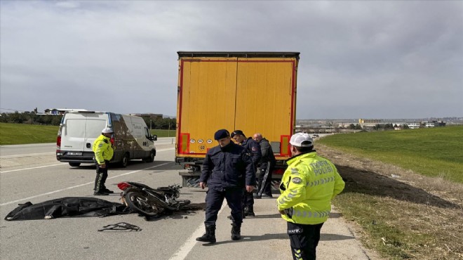 Park halindeki TIR'a çarptı... Motosikletlinin feci sonu!