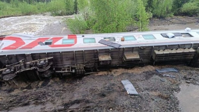 Rusya'da yolcu treni yoldan çıktı