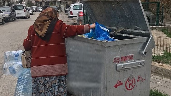 Sendika acı tabloyu anlattı: Çöpten plastik toplayan emekliler!