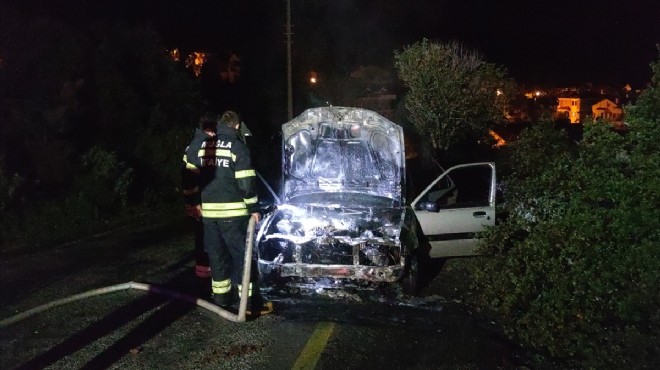 Seyir halindeki otomobil alev aldı