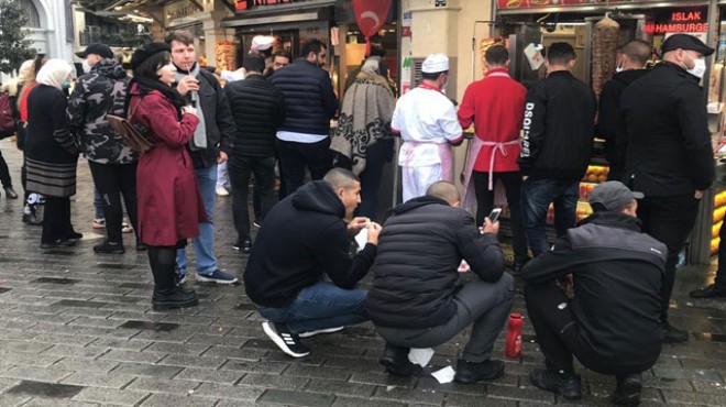 Taksim'de restoranların önünde 'korona' kuyruğu!