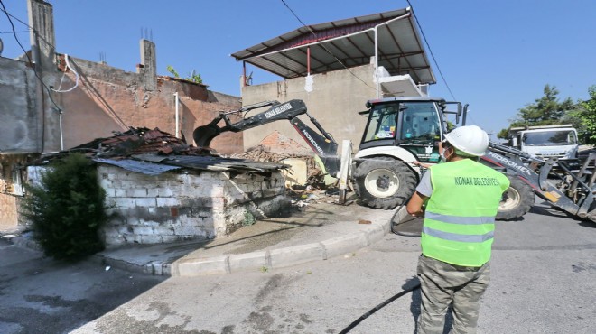 Tehlike ortadan kalkıyor... Konak'ta metruk bina hamlesi!