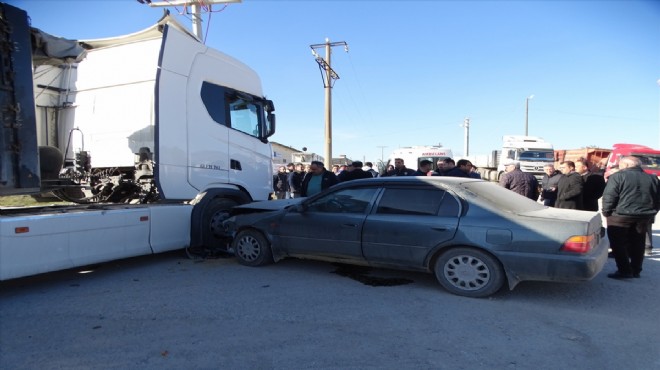 TIR'a ok gibi saplandı: 4 kişi yaralı!