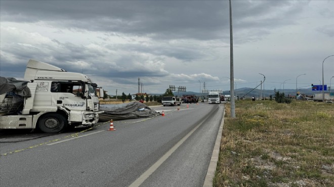 TIR ile otomobil çarpıştı: 2 ölü, 1 yaralı