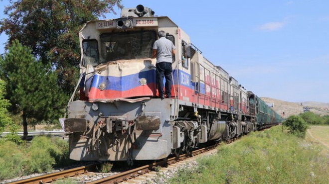 Tren kamyona çarptı... Ölü ve yaralılar var!