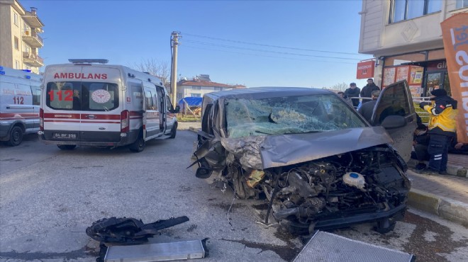 Uşak'ta feci kaza: 4 kişi yaralandı!