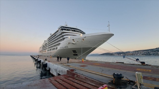 Yılın son kruvaziyeri geldi... Kuşadası'na turist akını!