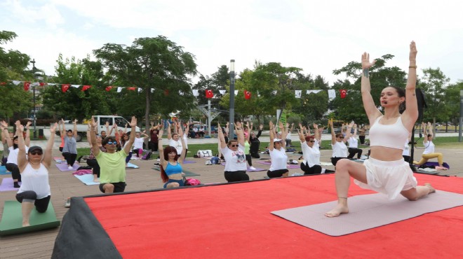 Yoga tutkunları Bayraklı'da buluştu