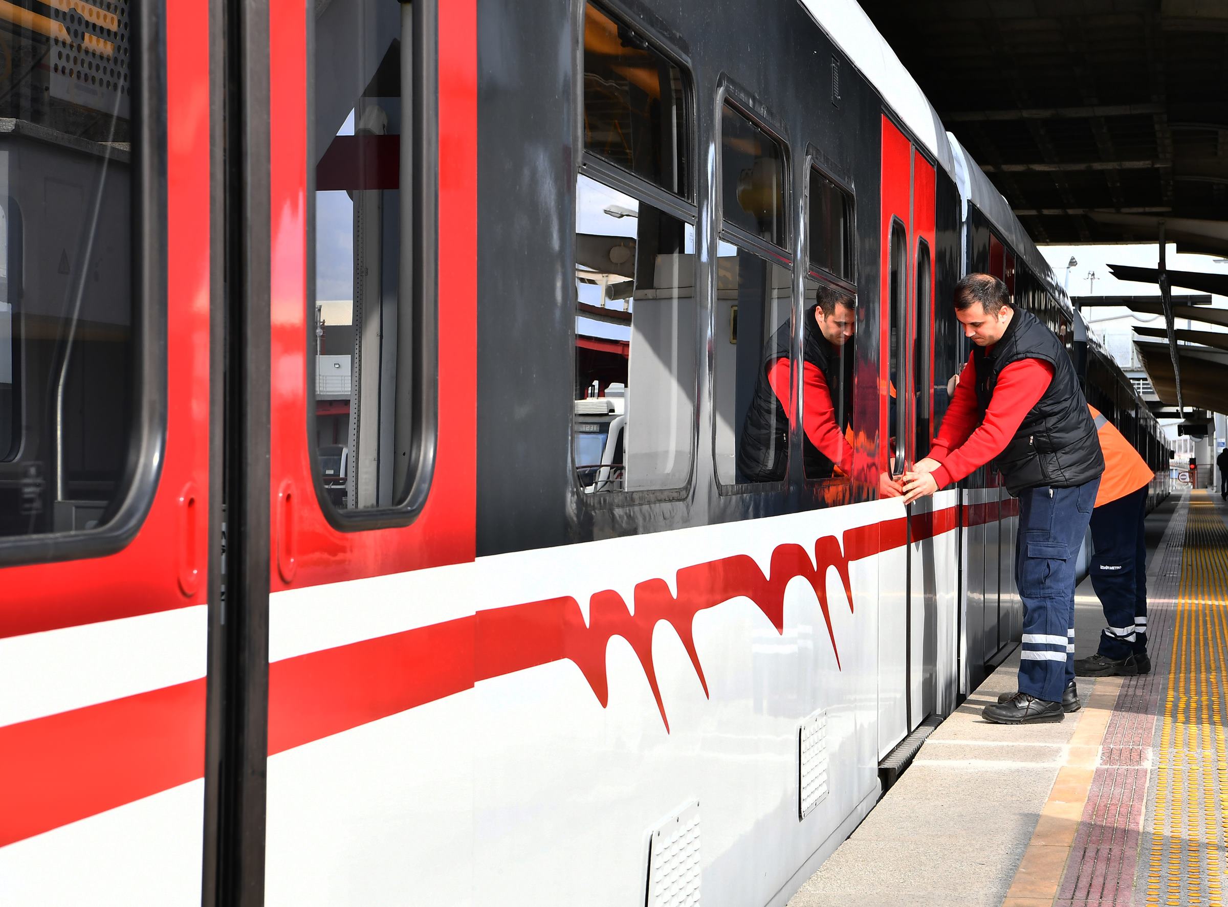 Почему в вагонах метро